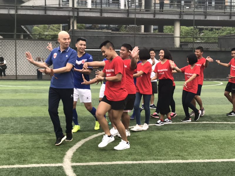 李泊清跳泰式舞笑翻众人泰国学生称好喜欢大熊猫