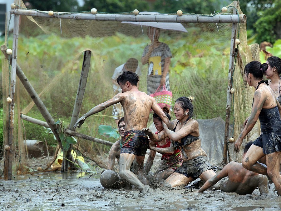 泥地足球赛完整版,泥地足球比赛视频大全