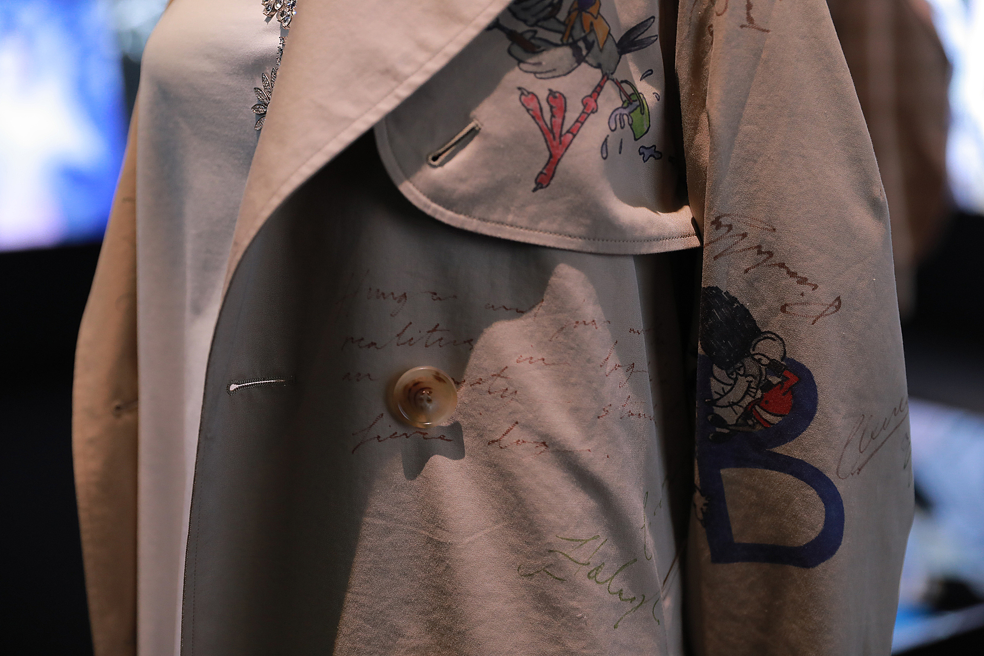 6个艺术主题回顾时尚界的150年：他们高喊“要*爱做**，不要战争”