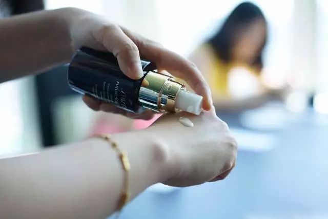 女人要对自己好一点好好护肤,女人就要好好保养