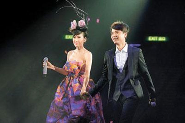 李克勤说她“像吃了防腐剂”，50岁周慧敏终于公开护肤保养秘笈