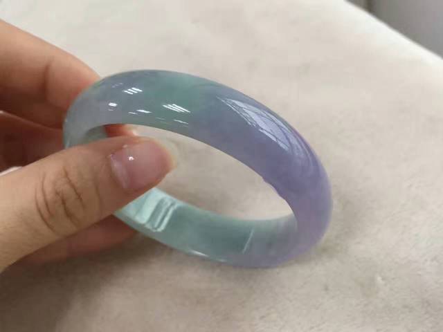 春彩翡翠原石作品,春彩叶子翡翠