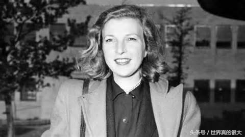 诺曼底登陆中唯一的女人，藏在医用船上，扮成担架工走上海滩