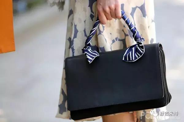 怎么防止包包油边磨损缠丝巾,如何用丝巾遮挡包包的损坏