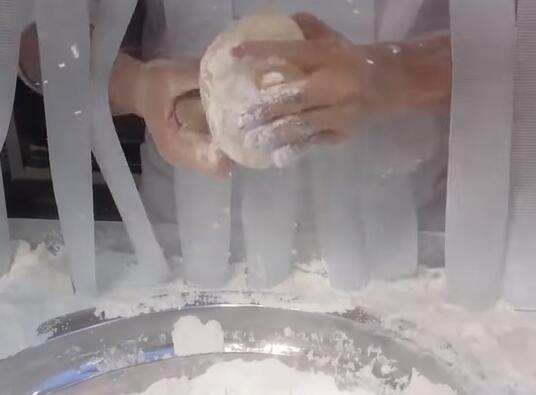 男子把“一块糖”拉出几万根丝，20块钱一盒，一年赚几十万！