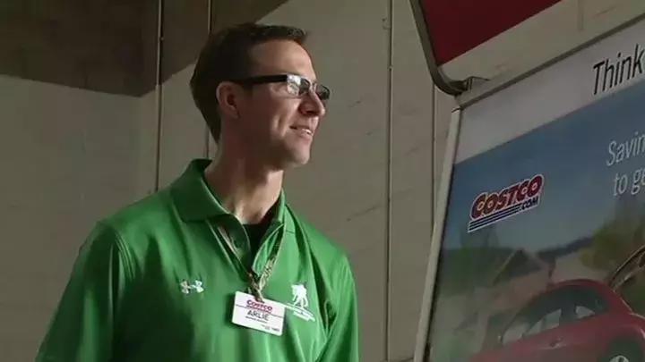 他是一名超市检票员，却依靠神奇画风，给大家带来快乐