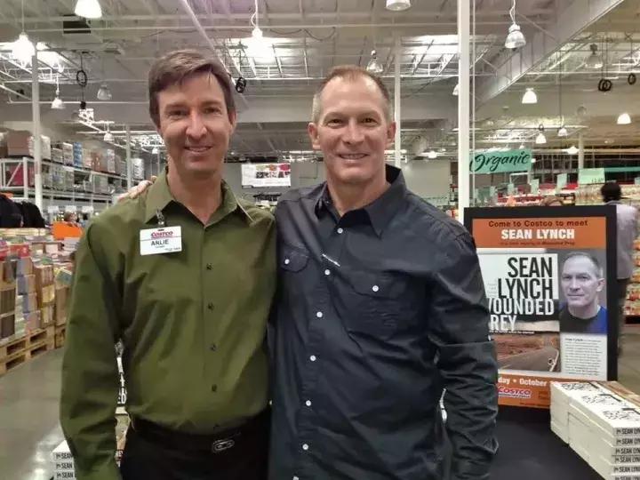 他是一名超市检票员，却依靠神奇画风，给大家带来快乐