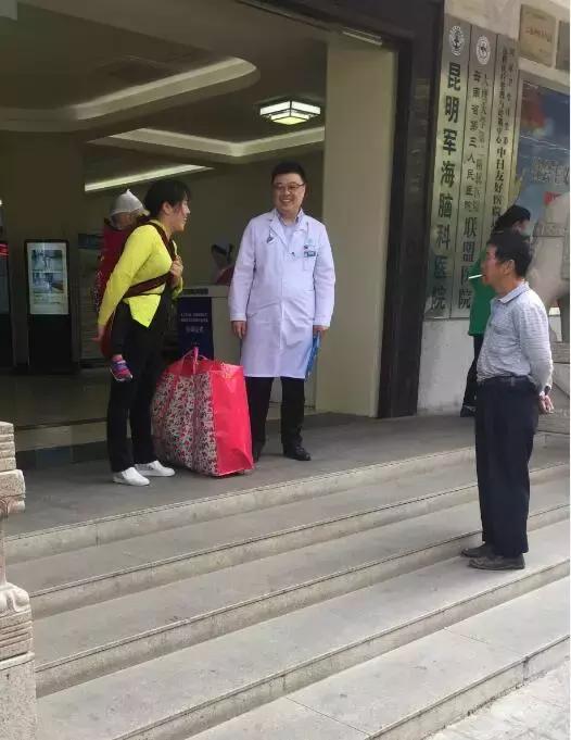 儿童癫痫难治吗？这位母亲已带孩子笑着出院，走在了康复的路