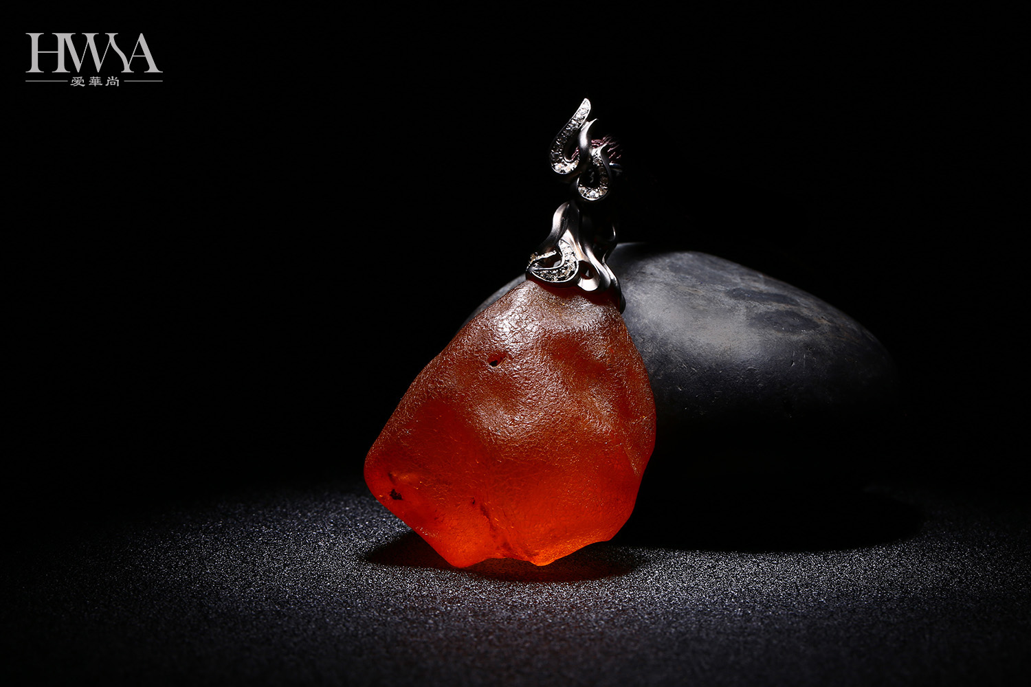 琥珀蜜蜡有什么作用与功效,琥珀与蜜蜡究竟有什么区别