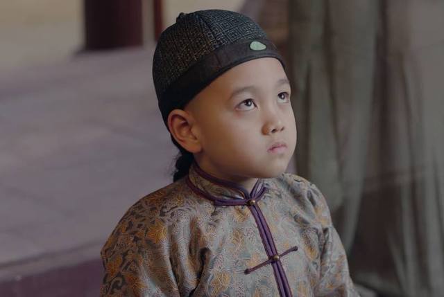 那年花开吴泽出事了，周莹有儿子了，这儿子的来历早有暗示了