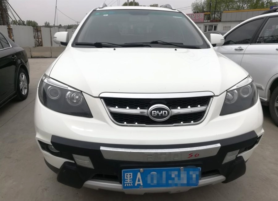 新车落地价9.5万,现在仅标价5万,无钥匙进入,后排放倒能当床