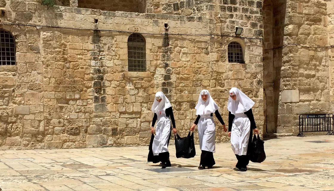 耶稣被钉死在十字架后来在哪里,耶稣被钉在十字架上之后的故事