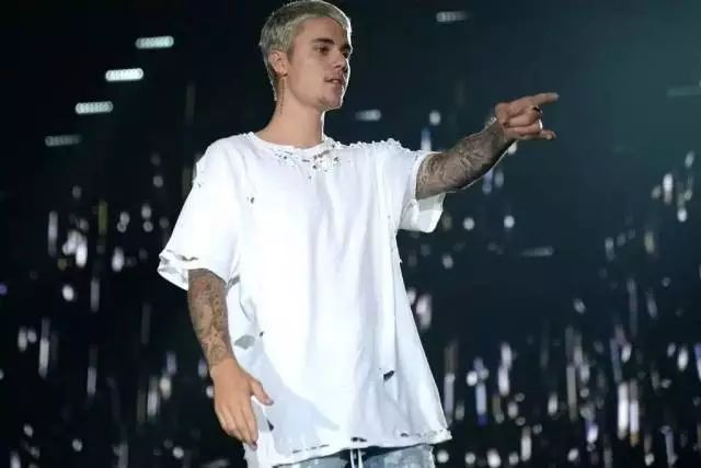 你盲目的对各大潮牌如数家珍，却不知在别人眼里你只是FUCCBOI