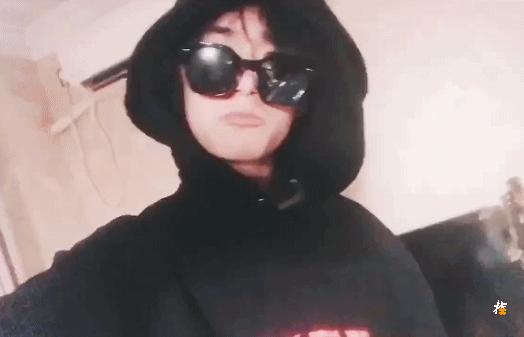 易烊千玺ins戴口罩自拍动图,易烊千玺动图屏保最新