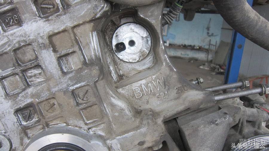 宝马320I大修发动机解决严重烧机油、冒蓝烟、尾气发臭问题