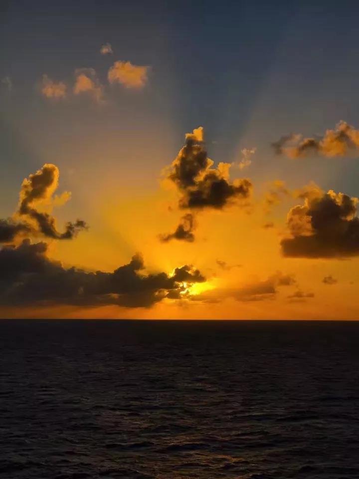 和知识丰富的人交流,与知识谈的恋爱