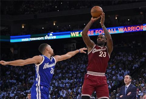 骑士跟勇士战,骑士和勇士对攻大战