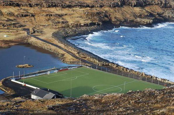 跑火车遇到的怪事,奇葩足球场