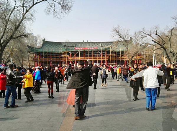 两位60岁老人去旅游,60后老俩口自驾穿越罗布泊无人区