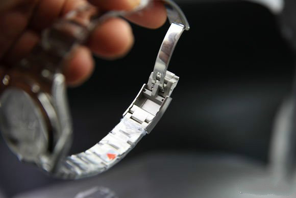 劳力士迪通拿戴着丢人吗,劳力士迪通拿金表是真的吗