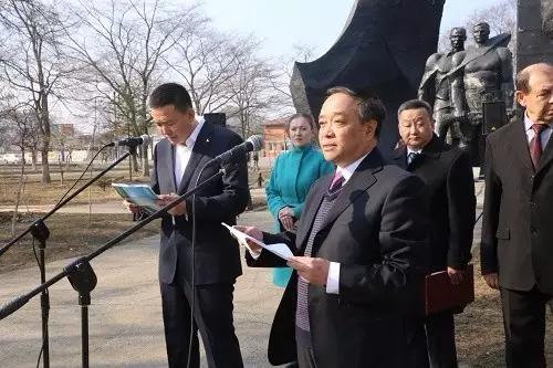 开着小车哼着小曲,开着车哼着歌结果一面包车掉头