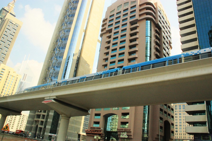 乘着地铁，乐购迪拜