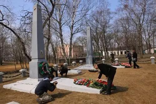 开着小车哼着小曲,开着车哼着歌结果一面包车掉头