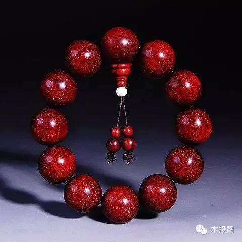 木质手串每天盘玩多长时间,檀香木手串如何保养才能越来越亮
