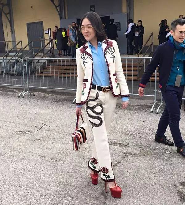 小学生怎么穿潮流时代的衣服 (小学生减龄时尚衣服)