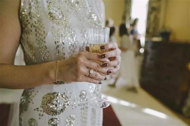 婚戒是定制还是买,婚戒买钻石还是莫桑钻