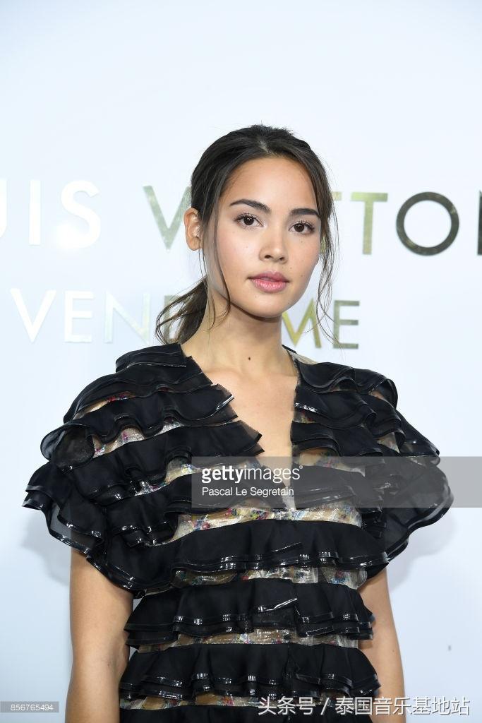 泰国知名女星YAYA赴巴黎征战LV时装秀黑色波浪裙变身时尚新宠儿