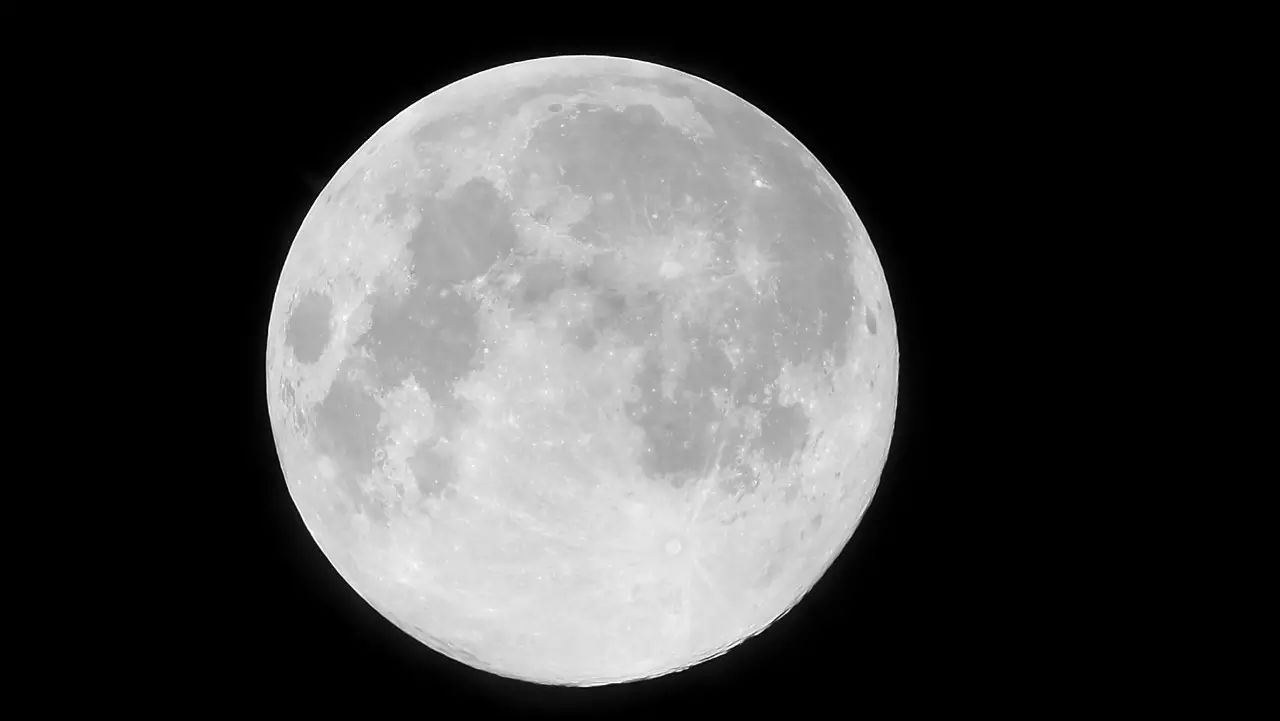 为什么手机拍不出月亮的效果,手机拍不了月亮