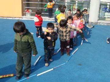 幼儿园自制体育器械有哪些,幼儿园自制户外体育器械手脚并用