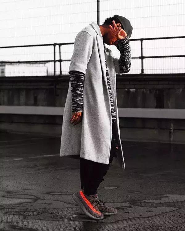 大衣搭配球鞋,一件大衣搭配一双球鞋时髦到爆了