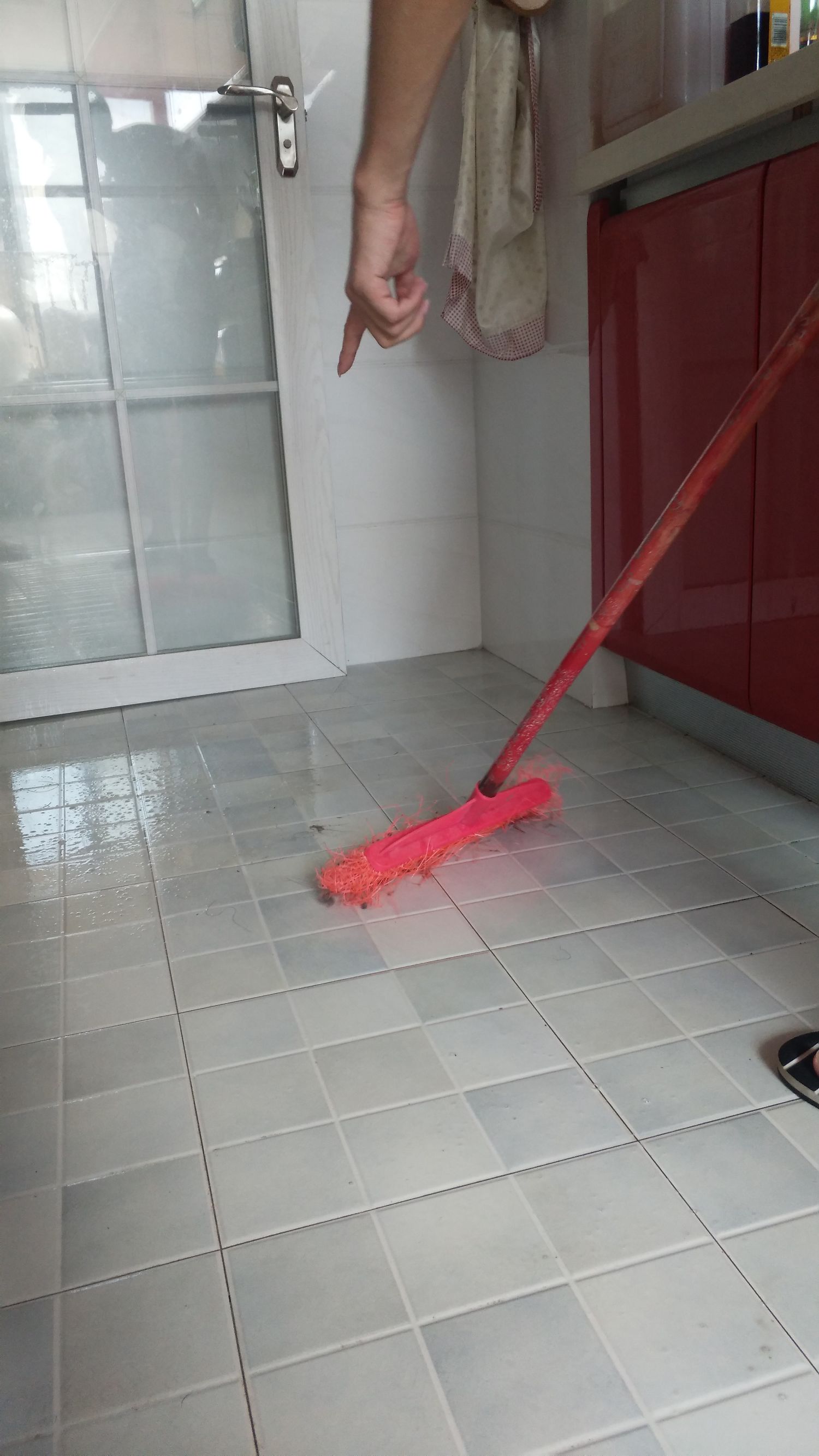 拖地不滑的小妙招,怎么样拖地不会留下拖把痕迹