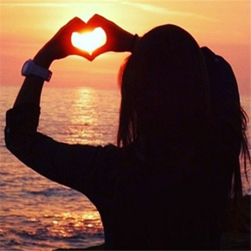 新女友性感双唇让人浮想联翩中超绯闻外援借此找回春天？