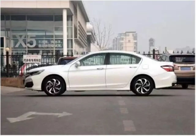 阀想活了！魔都一4S店内高档轿车被山东汉子明抢