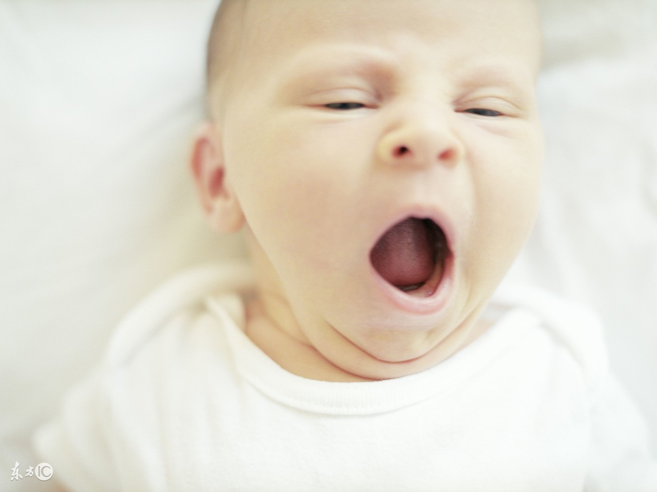 宝宝睡觉过程中一直惊跳怎么回事,宝宝睡眠中出现惊跳