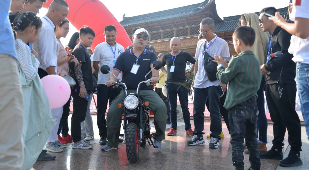 「国庆第7天」婺源又一大事发生，500铁骑进村赏秋