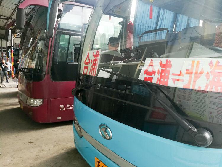 国庆最后一天的北海车站，火车站挤死人，汽车站空寥寥