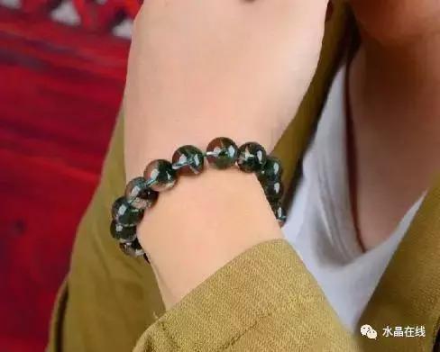 戴天然水晶功效是什么样的,戴纯天然水晶的利弊