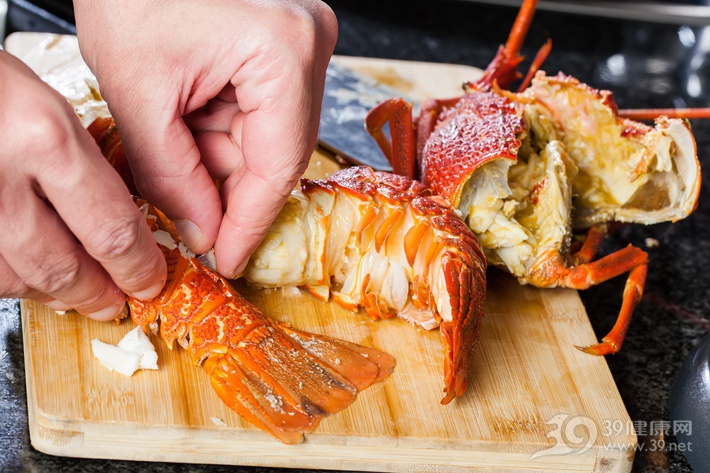 挑虾线虾头的简单正确方法,怎样去虾线和虾头的脏东西