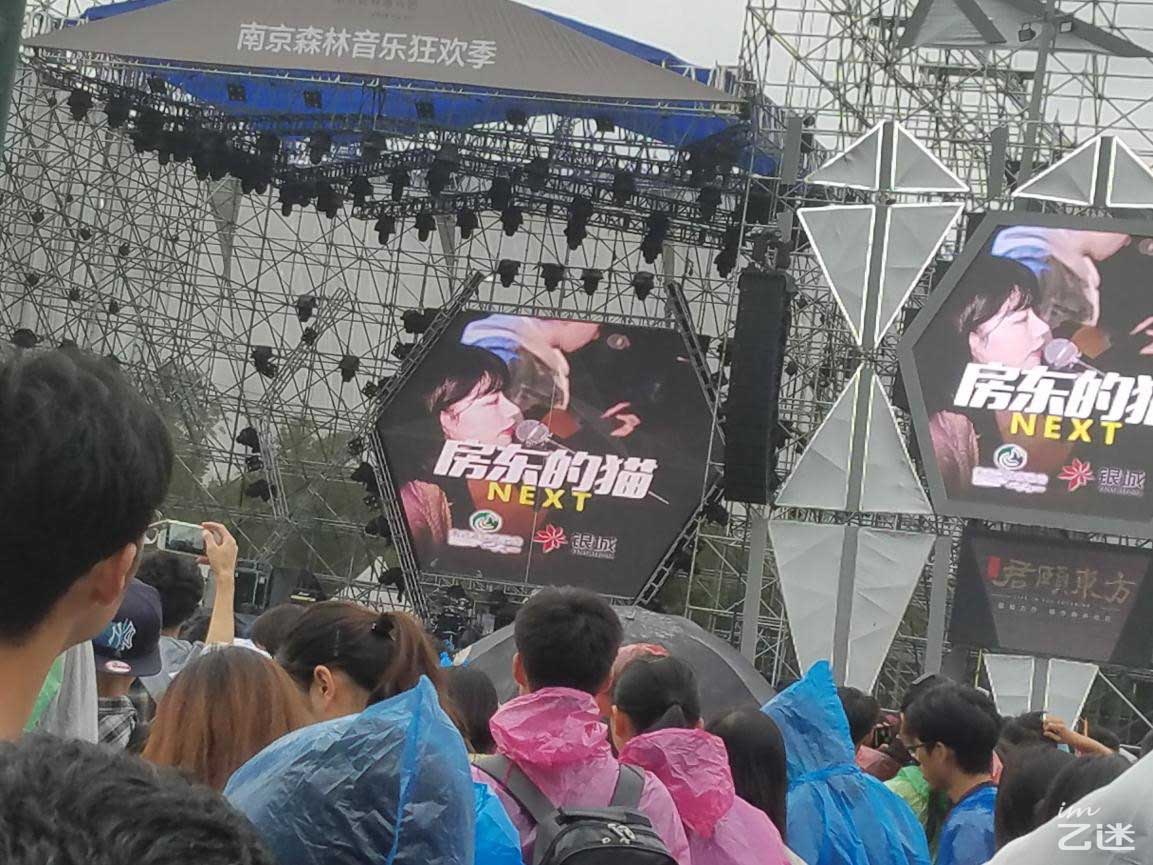 为什么用耳机听音乐，比露天现场好听？