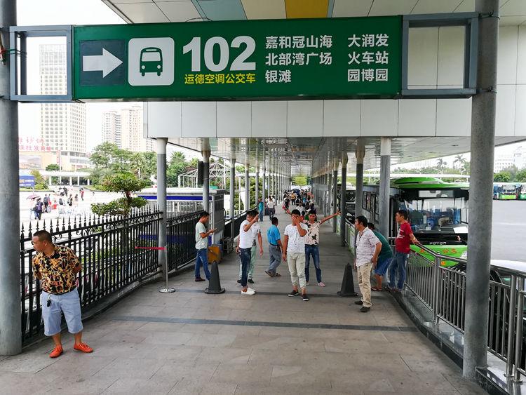 国庆最后一天的北海车站，火车站挤死人，汽车站空寥寥