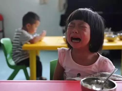 幼儿园开学孩子哭闹的解决方法,幼儿园孩子上学哭闹不适应怎么办