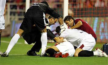 浴血奋战的足球运动员,喜极而泣的足球运动员