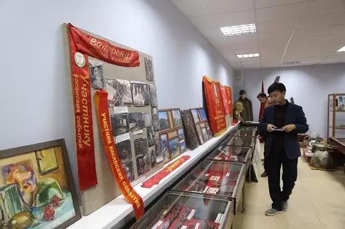 开着小车哼着小曲,开着车哼着歌结果一面包车掉头