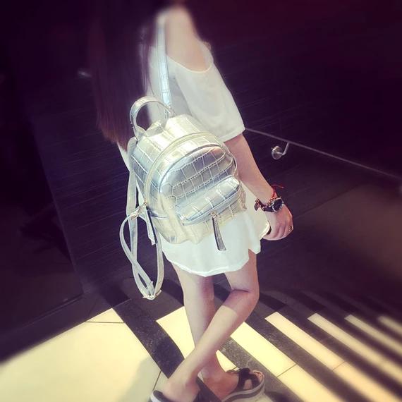 学院风个性双肩包装嫩卖萌必备法宝