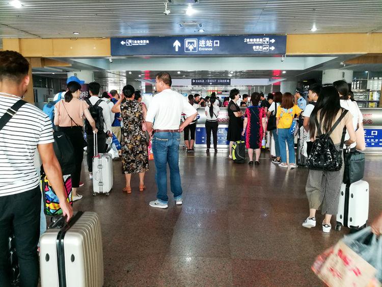 国庆最后一天的北海车站，火车站挤死人，汽车站空寥寥