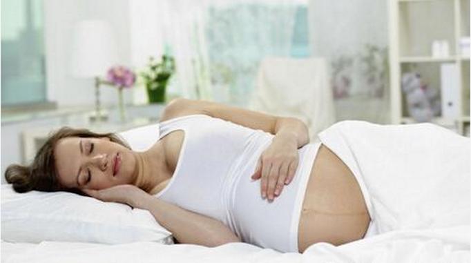 晚上睡觉翻身肚子疼怎么回事,孕妇翻身扯到肚子疼